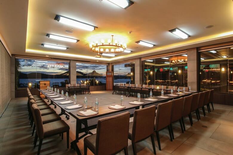 Two Seasons Coron Bayside Hotel