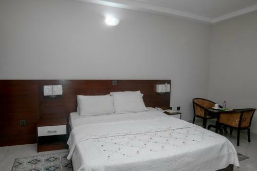 Monarch Hotel