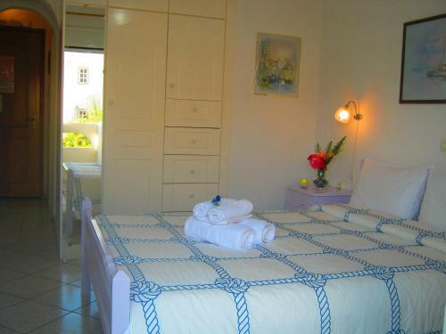 Hostal Neapoli Rooms