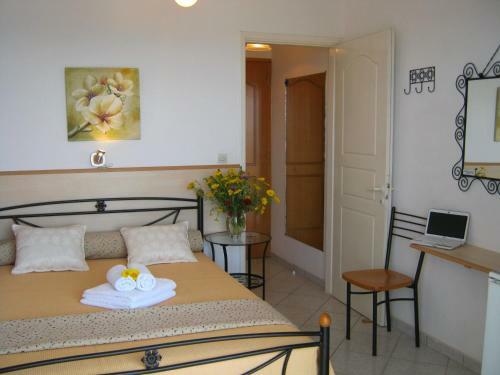 Hostal Neapoli Rooms