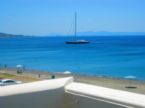 Hostal Neapoli Rooms