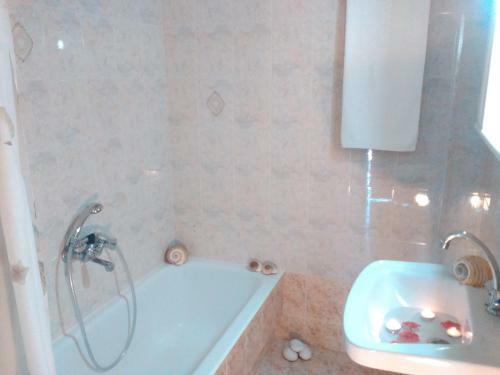 Hostal Neapoli Rooms