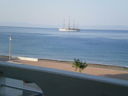 Hostal Neapoli Rooms
