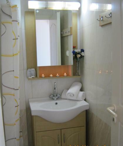 Hostal Neapoli Rooms