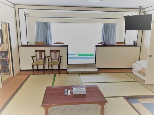 Hostal Pension Crystal Inn Onna