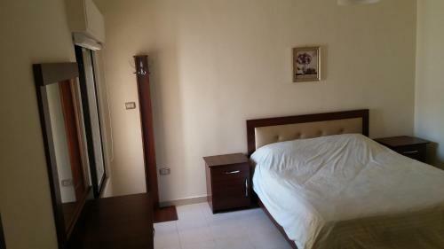 Cozy Dair Ghbar Apartment