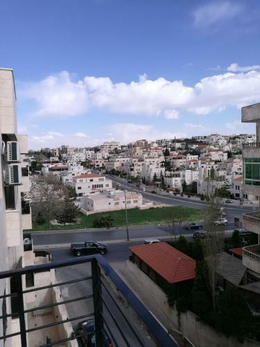 Cozy Dair Ghbar Apartment