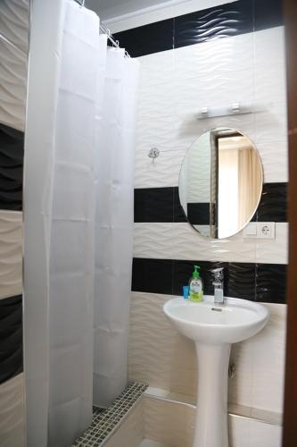 Hostal Center Hotel