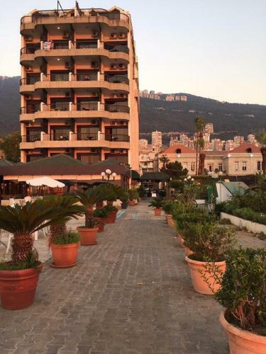 Holiday Suites Hotel & Beach Resort