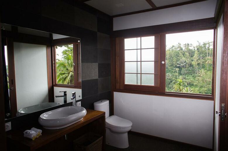 Hotel Suarapura Resort & Spa