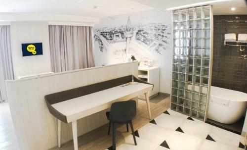 Yello Hotel Harmoni