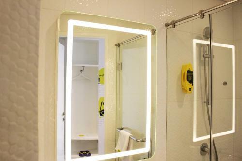 Yello Hotel Harmoni