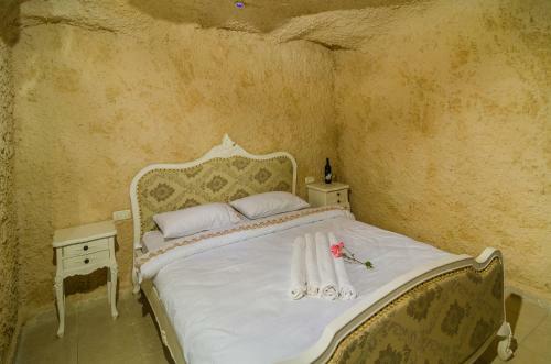 Lodge Magic Cave Cliff