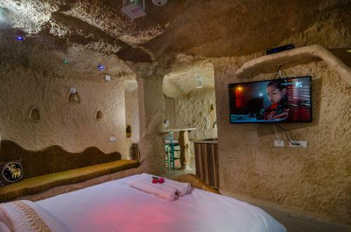 Lodge Magic Cave Cliff