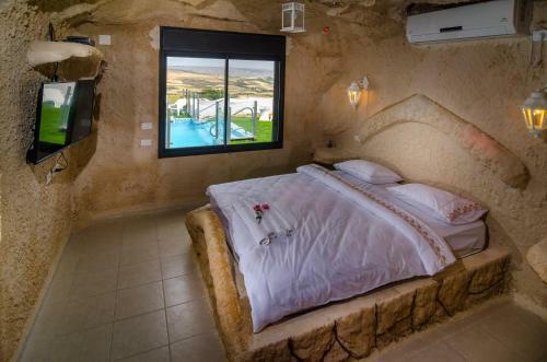 Lodge Magic Cave Cliff