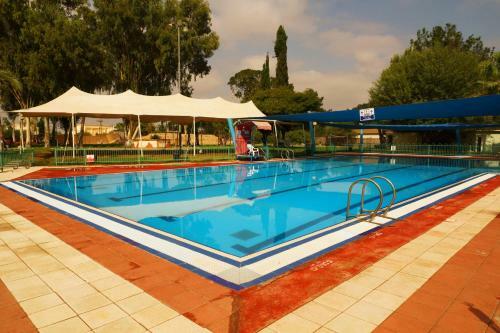 Lodge Eretz Zeelim