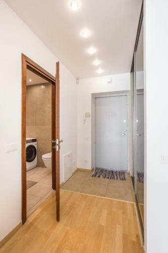 White And Bright Apartment Near Downtown