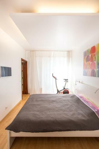 White And Bright Apartment Near Downtown