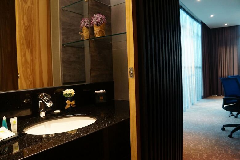 Greens Hotel & Suites