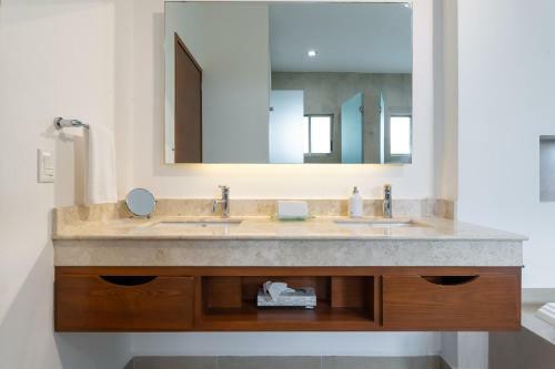 Casa Ave, Luxury & Resort Living