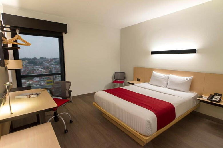 Hotel City Express Plus Mundo E