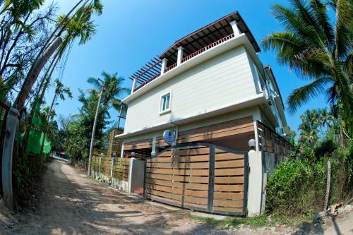 Bed & Breakfast Ngapali Banyan Boutique Hostel