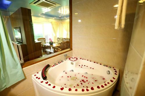 The Floral Breeze Hotel Yangon