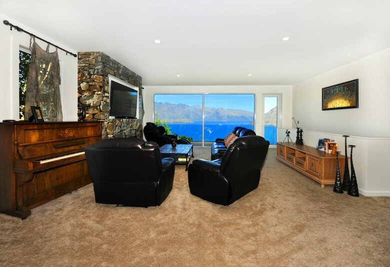 Dh Lakeview Villa