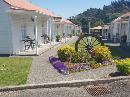 Coromandel Colonial Cottages Motel