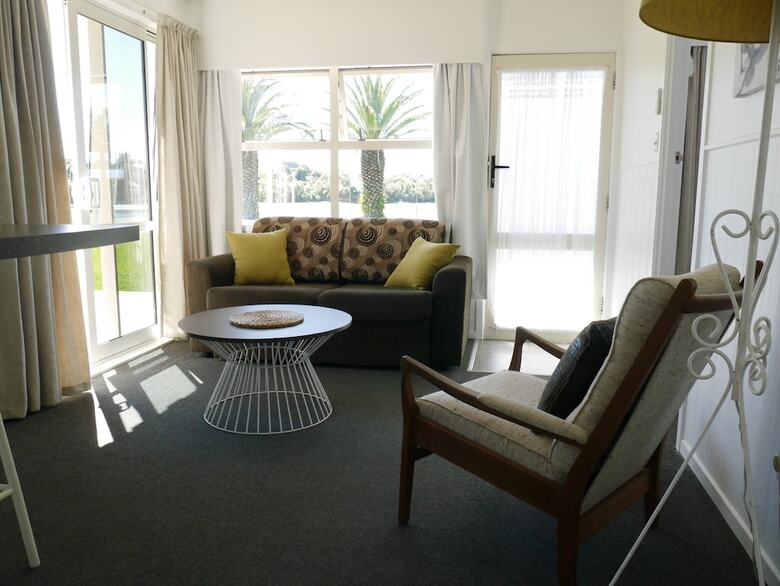 Raglan Palm Beach Motel
