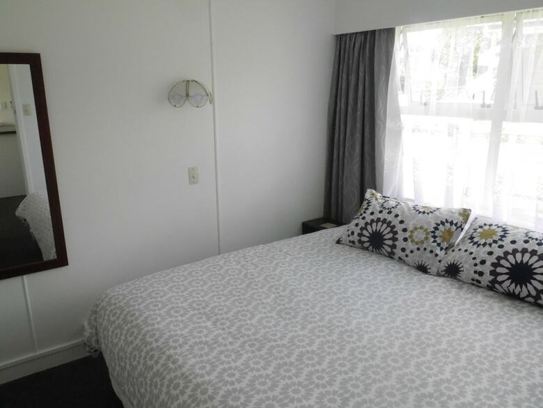 Raglan Palm Beach Motel