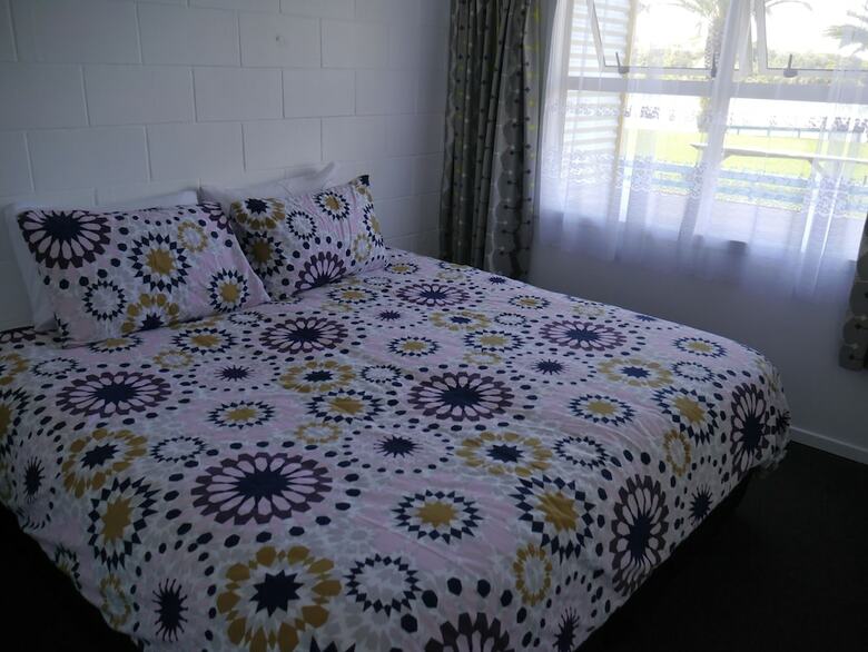 Raglan Palm Beach Motel