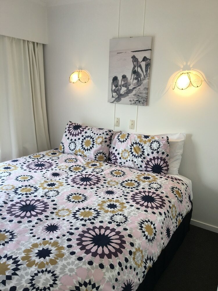 Raglan Palm Beach Motel