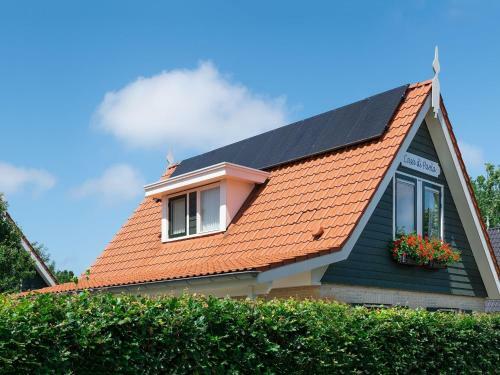 Cozy Holiday Home In Zonnemaire With Garden
