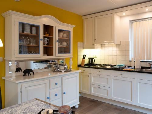 Cozy Holiday Home In Zonnemaire With Garden