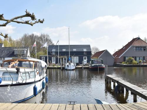 Splendid Waterfront Holiday Home In Uitwellingerga