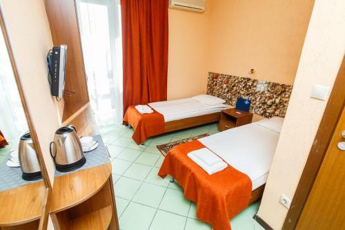 Ev Roshel Hotel