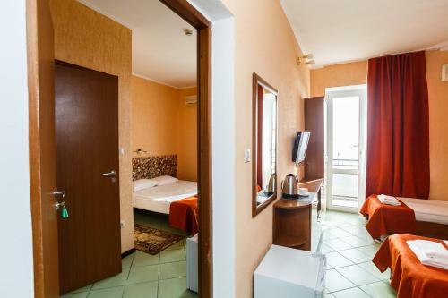 Ev Roshel Hotel