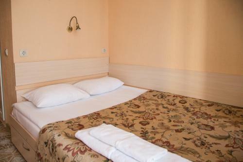 Ev Roshel Hotel