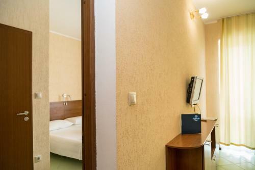 Ev Roshel Hotel