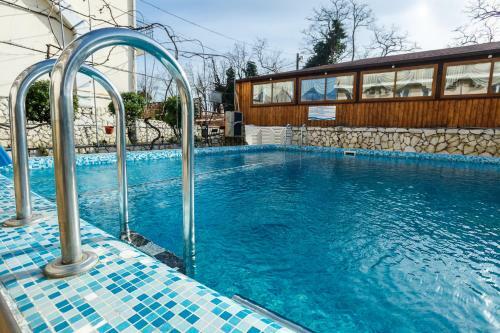 Ev Roshel Hotel