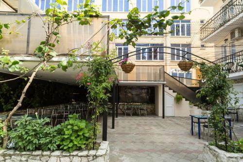 Ev Roshel Hotel