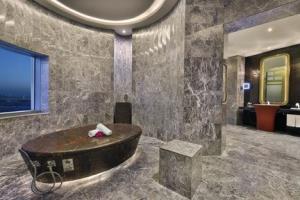 Alrayyan Hotel Doha, Curio Collection By Hilton