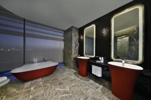 Alrayyan Hotel Doha, Curio Collection By Hilton