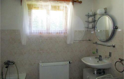 Three-bedroom Holiday Home In Velke Popovice