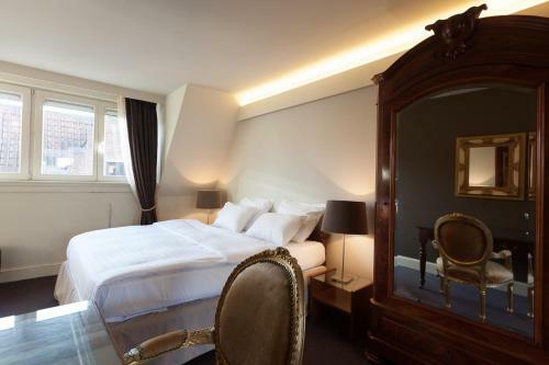 Hotel Diamonds And Pearls