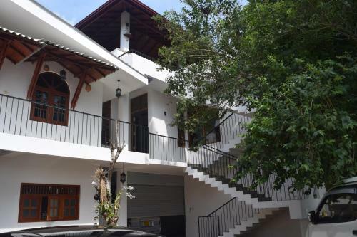 Villa Sooriya Weaving