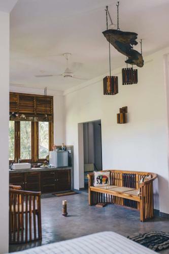 Villa Sooriya Weaving