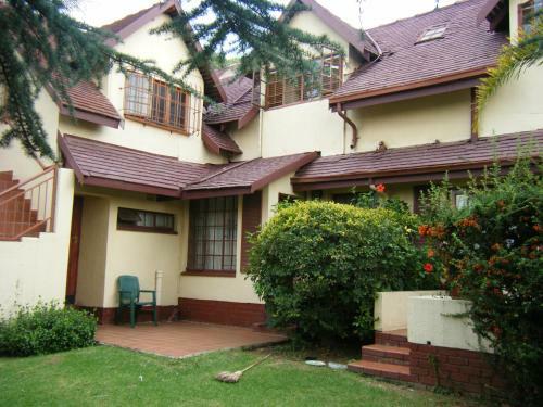 Hostal Tudor Lodge & Tours Cc