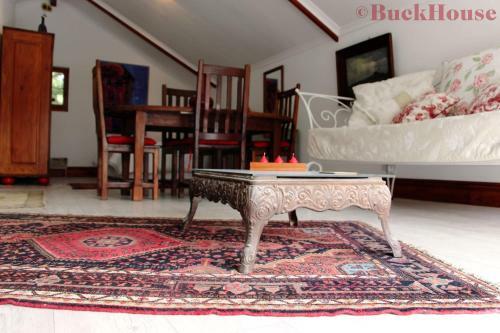 Buckhouse Elegant Village Apartment